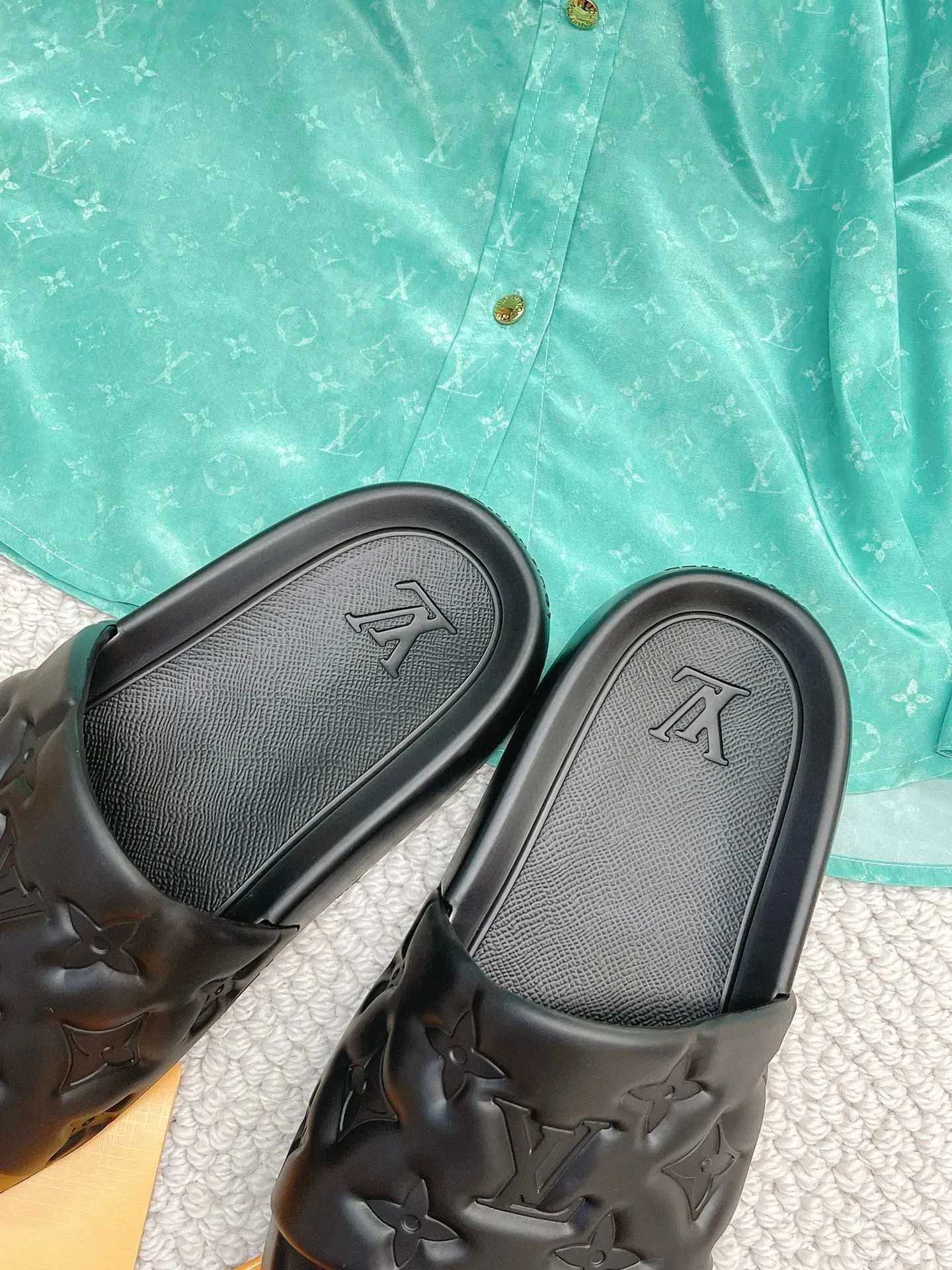 Factory price: 260💰【𝐋𝐕 Slippers】▪️Shoe size: Men's 38-45 ▪️Packaging: Counter top quality~original packaging 𝟐𝟎𝟐3 Louis Vuitton counter's new embossed slippers, L's monogram embossed slippers, Waterfront sandals are back, the upper buckle is embossed with LV's iconic Monogram pattern. Made of waterproof rubber with a comfortable and resilient insole. The lightweight, flexible outsole is embossed with the Louis Vuitton logo. ▪️Fabric: Original molded rubber foam surface ▪️Technology: embossed logo ▪️Sole: Original molded rubber foam outsole ▪️Sole thickness: 3CM.